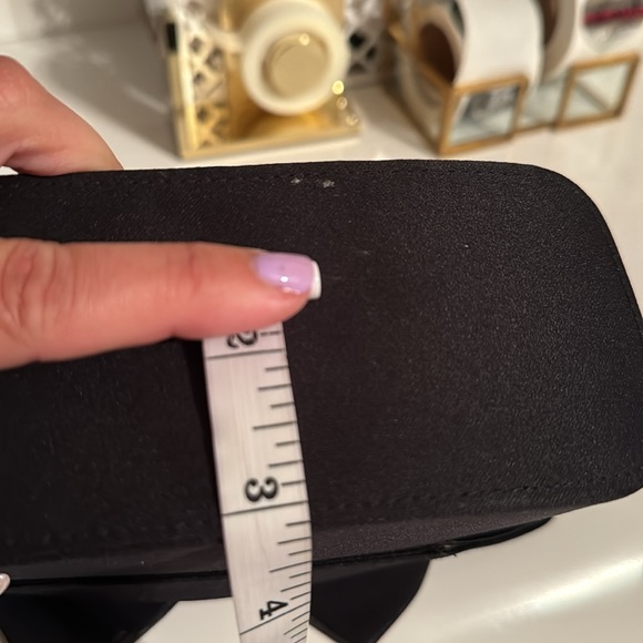 FINAL CHANCE! CLOSET CLOSING! - Picture 10 of 11